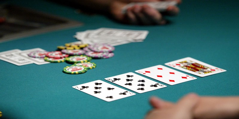 Vòng 2 Flop, người ở vị trí tay trái của dealer sẽ đánh trước